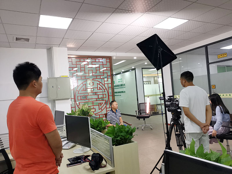 CCTV7老故事頻道《非凡匠人》欄目組走進東莞市梟森環保科技有限公司進行實地考察！